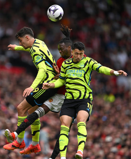 场上奋力拼 场上奋力拼